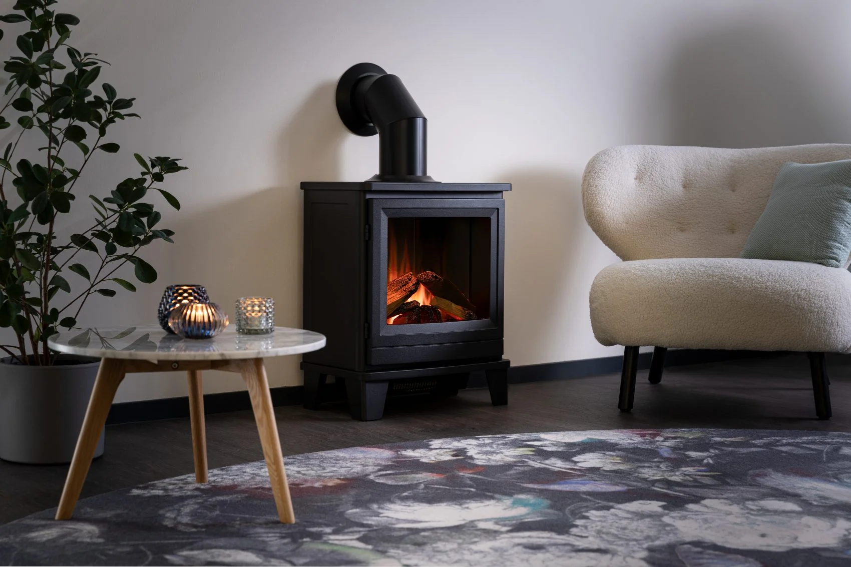 Zithoek met elektrische haard met decoratieve afvoerpijp