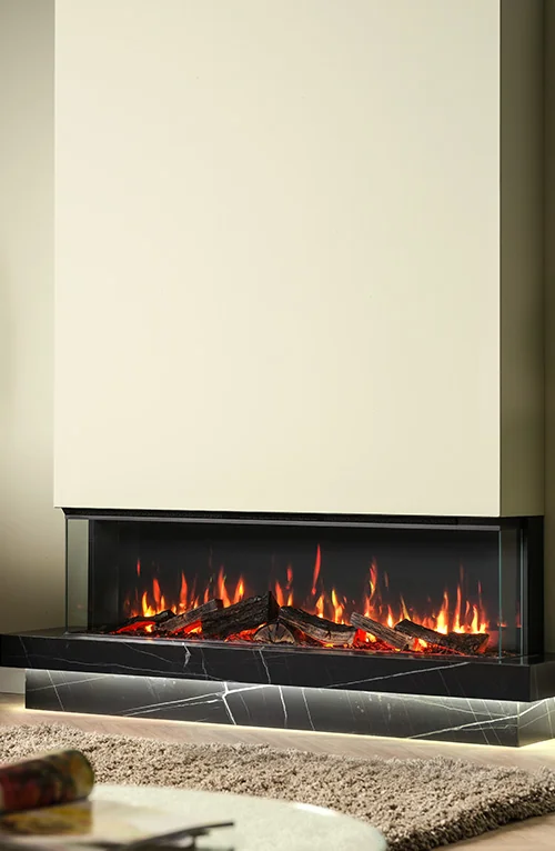 Elegante woonkamer met een driezijdige elektrische haard, een strak wit ontwerp en een luxe zwart marmeren plateau.