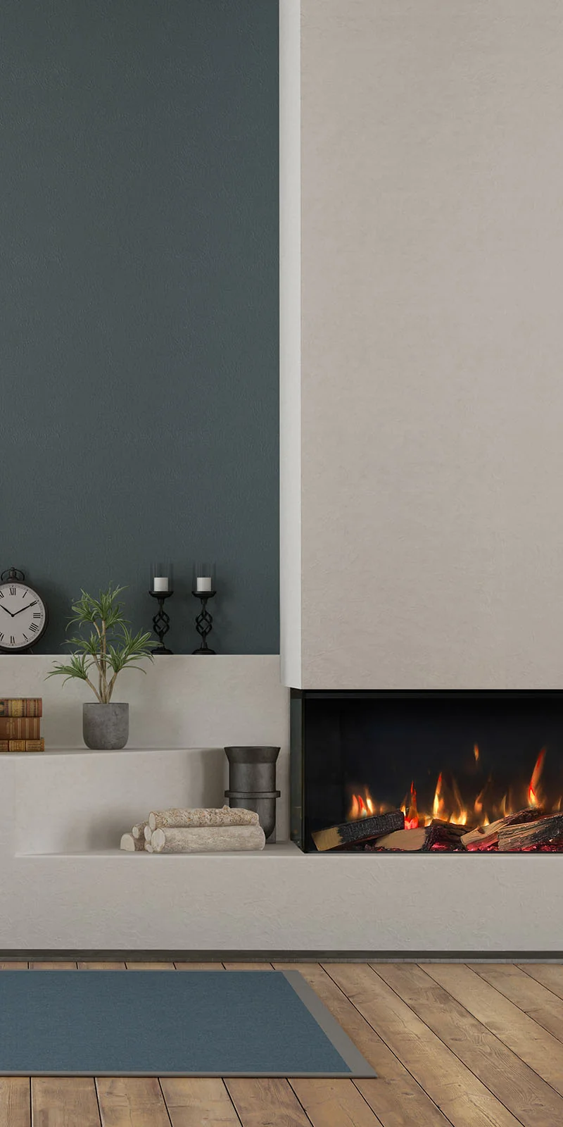 Knusse woonkamer met een driezijdige elektrische haard, een blauwgrijze accentmuur, houten vloer en stijlvolle decoraties zoals boeken, kaarsen en een klok.